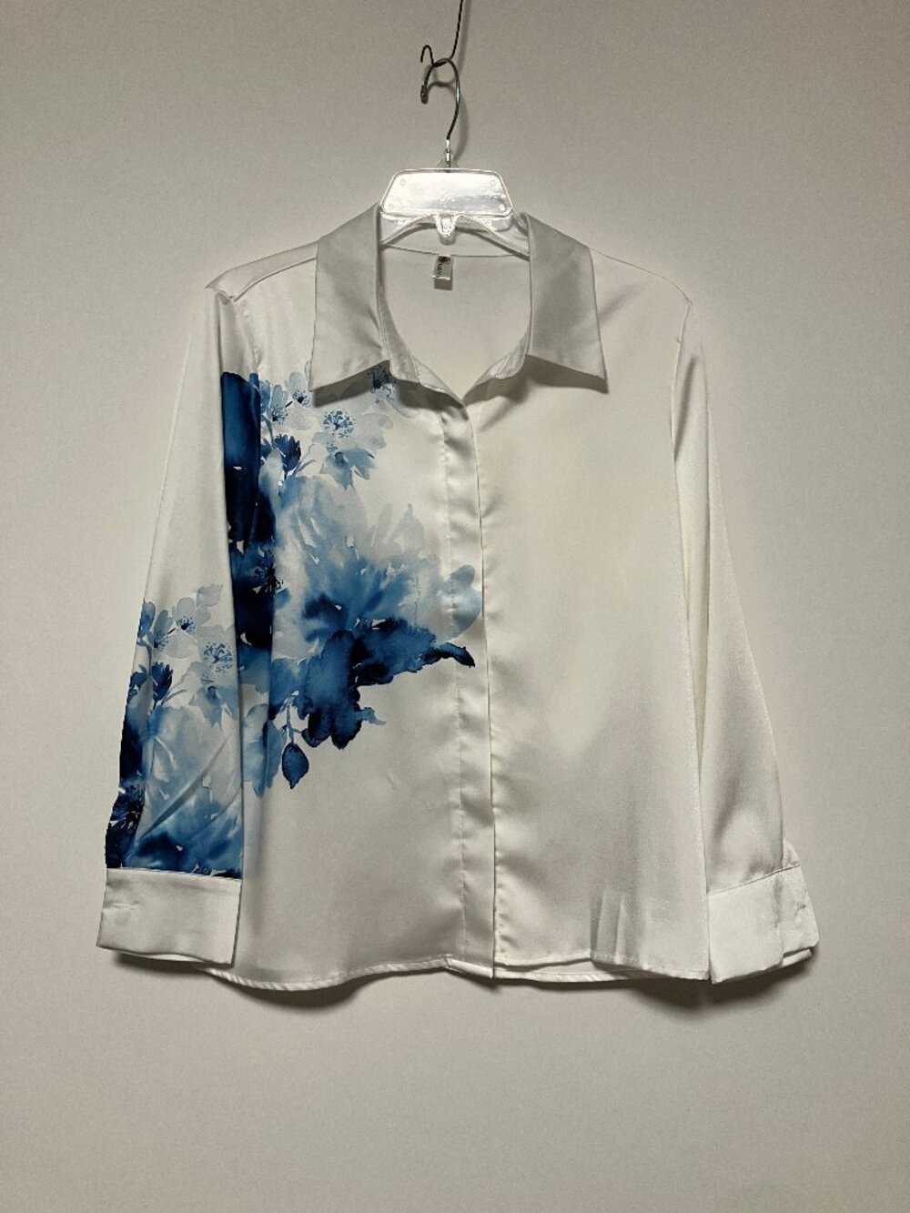 Lian E Nvwang White & Blue Floral Watercolor Blouse, Size Medium